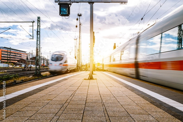 Obraz Pociągi wjeżdżają na stację kolejową we Frankfurcie