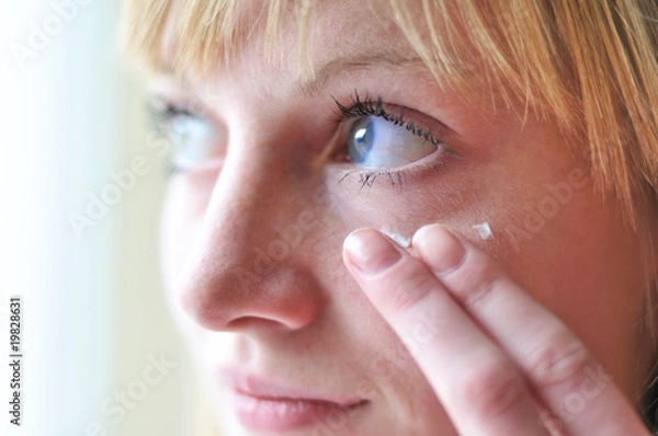 Obraz nakładanie kremu