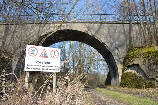 Fototapeta Opuszczony most kolejowy w pobliżu Isen w Niemczech ze znakiem ostrzegawczym z przodu