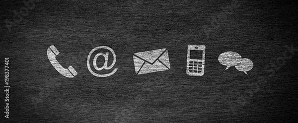 Obraz Strona internetowa i Internet skontaktuj się z nami koncepcja strony z białymi ikonami na tablicy