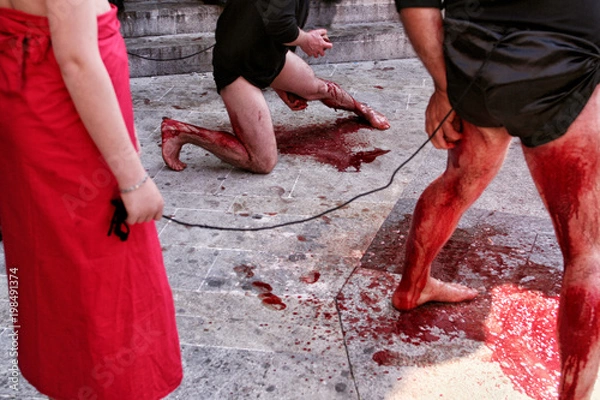Fototapeta Nocera Terinese (Włochy) - "vattiente" biczuje się podczas Processione dell'Addolorata w Wielką Sobotę Wielkanocną