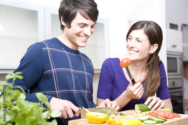 Obraz pärchen schneidet gemüse