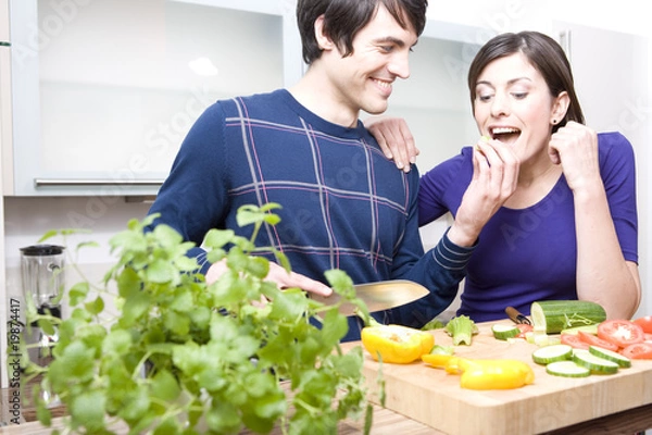Obraz pärchen schneidet gemüse