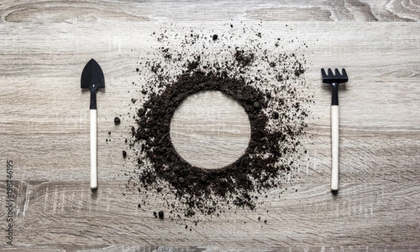 Fototapeta wood background concept earth piled circle disc spoon paddle fork rake setting texture landing 