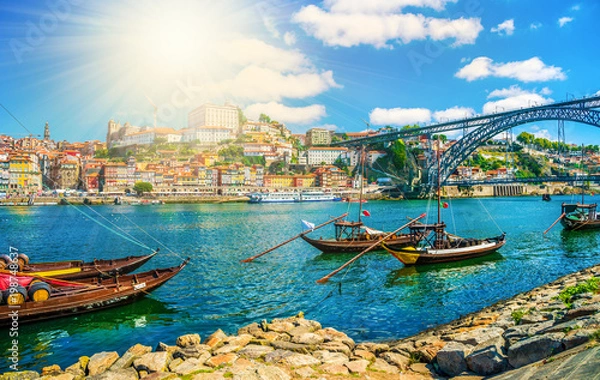Obraz Most Dom Luis I i tradycyjne łodzie na rzece Rio Douro w Porto, Portugalia