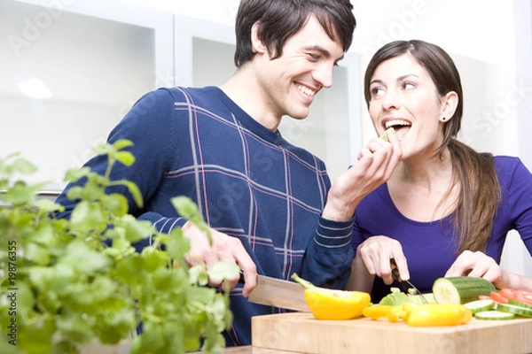 Obraz pärchen schneidet gemüse