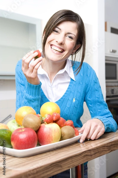 Obraz frau isst erdbeere