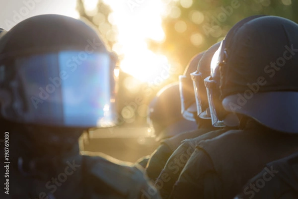 Fototapeta Polizei in Rüstung mit Gegenlicht