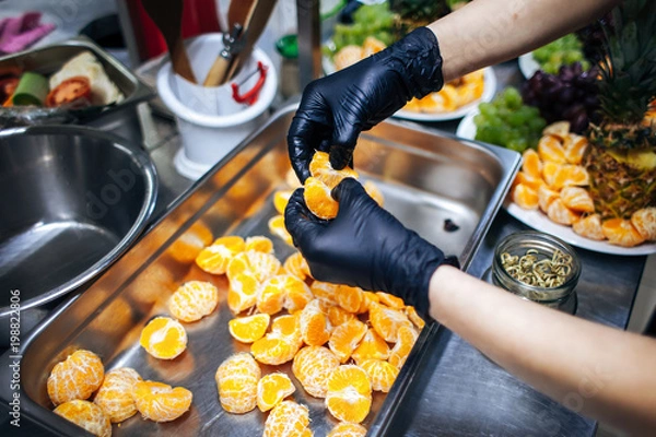 Obraz cook cleans the mandarines