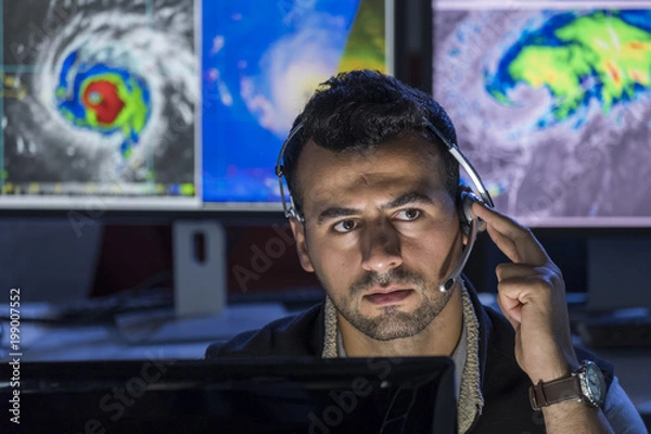 Obraz Meteorolog monitorujący burze na ekranach swoich komputerów, zbliżenie