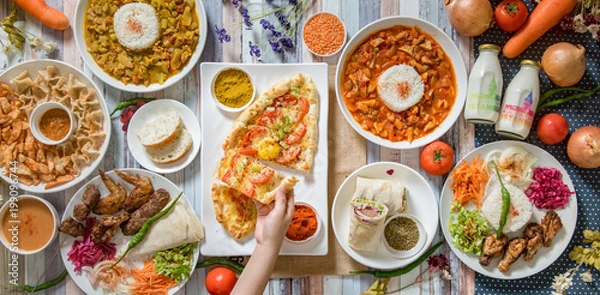 Obraz Widok z góry na jedzenie i napoje na weselnym stole.