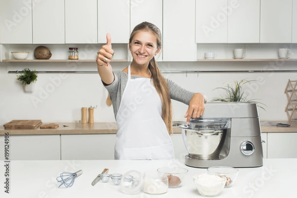 Obraz dziewczyna gotuje w kuchni