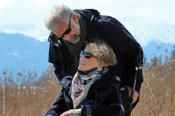Obraz Rollstuhlfahrerin mit Ehemann am Hopfensee