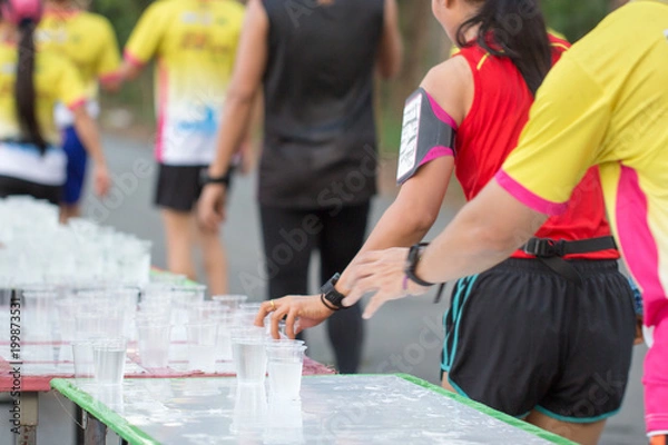 Obraz Runner take a cup of water