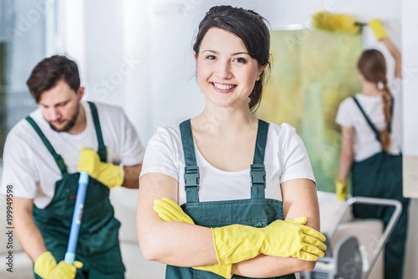 Obraz Uśmiechnięta sprzątaczka