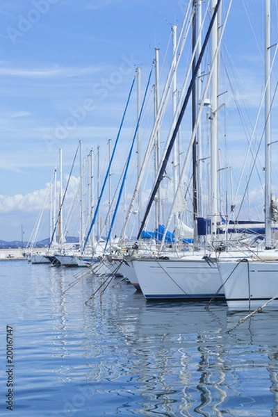 Obraz Rzędy żaglówek w małym porcie Morza Śródziemnego.
