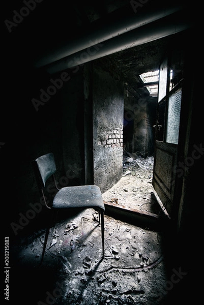 Obraz Una sedia abbandonata.