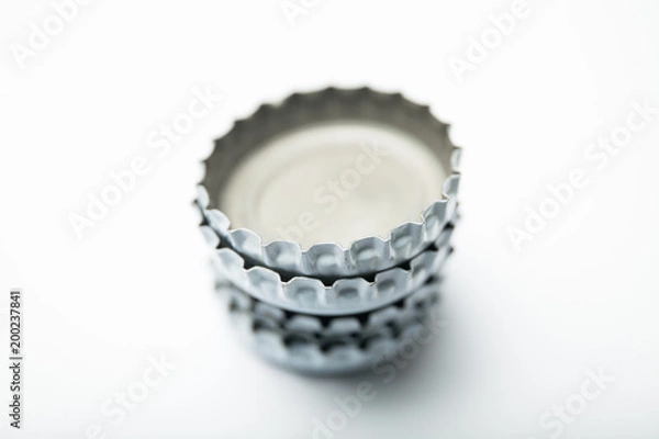 Obraz Białe czapki z butelek piwa na białym tle.