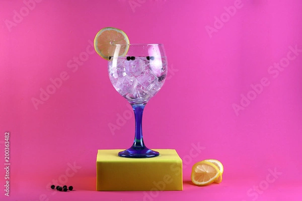 Obraz gin tonic with lemon on pink