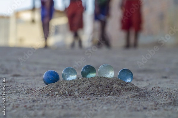 Obraz Crianças brincando com bolinhas de gude