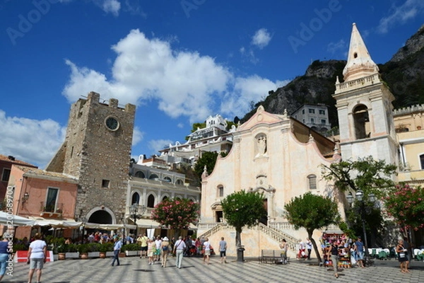 Fototapeta イタリア、シチリアのタオルミーナの風景