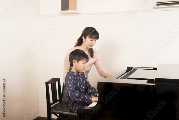 Fototapeta ピアノ教室の先生と生徒
