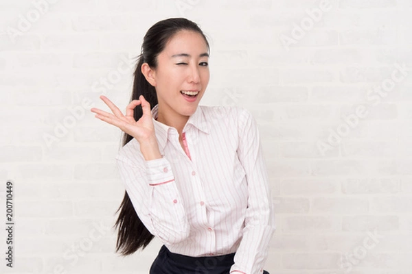 Fototapeta 白いブラウスを着た若い女性が、いろいろな表情をします。