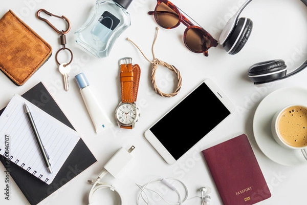 Fototapeta Męskie stroje codzienne z akcesoriami na białym tle, koncepcja wakacyjnego podróżnika, mieszkanie świecka moda i piękno