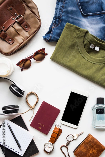 Fototapeta Męskie codzienne stroje z akcesoriami na białym tle, koncepcja podróżnika na wakacje w stylu życia, płaska moda i uroda