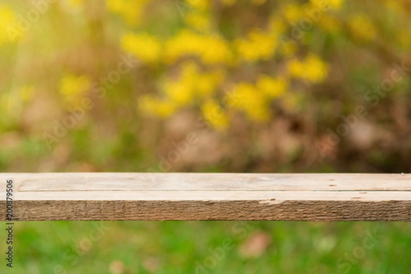 Fototapeta Drewniany stół i rozmyte tło - pusta powierzchnia