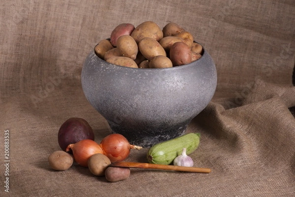 Obraz old gray pot filled with potatoes