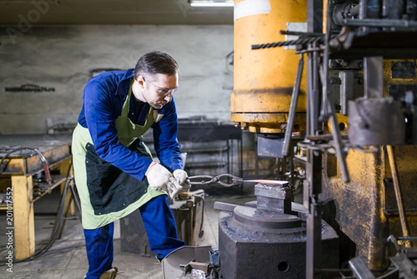 Obraz brutal man forges iron