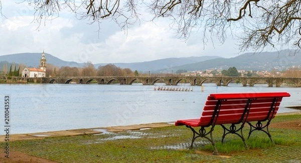 Obraz Park bench near full river