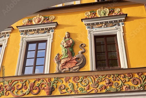 Fototapeta Płaskorzeźba na kamienicy przy Zamojskim rynku