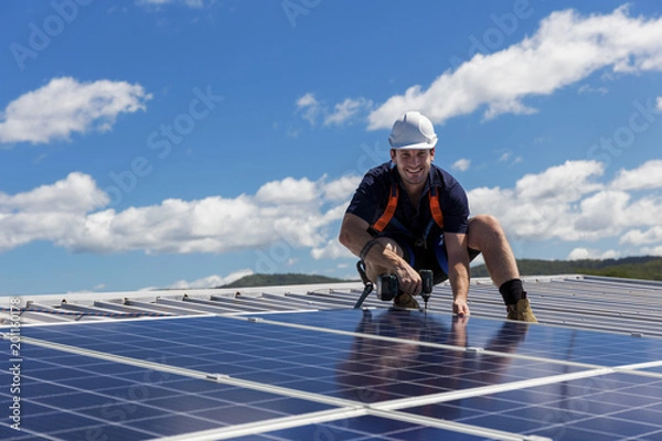 Obraz Technik paneli słonecznych z wiertłem instalującym panele słoneczne