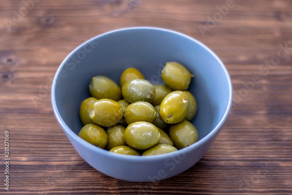 Fototapeta Grüne Oliven in einer Schüssel
