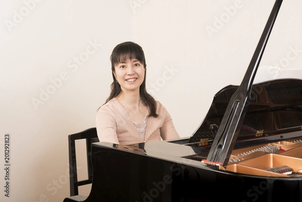 Fototapeta ピアノを弾く女性