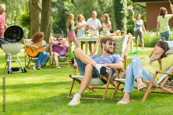 Fototapeta Młodzi przyjaciele pikniku z grillem