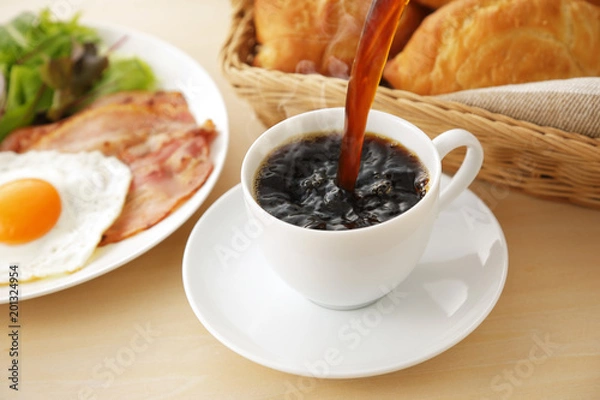 Fototapeta コーヒー 朝食イメージ　Pour coffee into the cup. Breakfast image