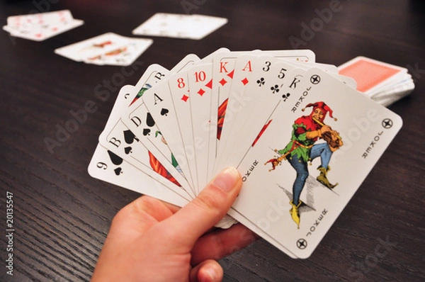 Fototapeta Karty do gry w ręku - otwarta ręka
