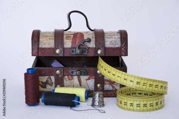 Fototapeta Conjunto de utensilios utilizados para pequeños remiendos.