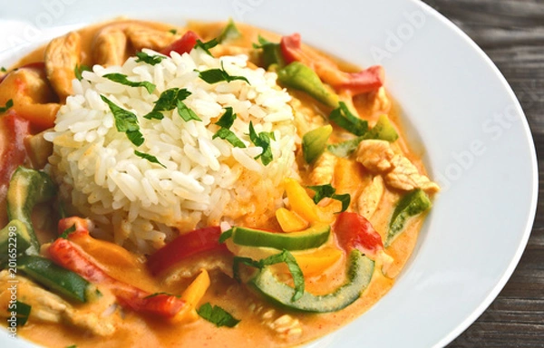 Fototapeta Wymieszaj indyka z sosem śmietanowym i papryką w 3 kolorach lub indykiem Creamy Paprika (niemiecka nazwa to Putengeschnetzeltes mit Paprika und Reis).
Zdrowe i korzystne z kolorowym menu Paprika.