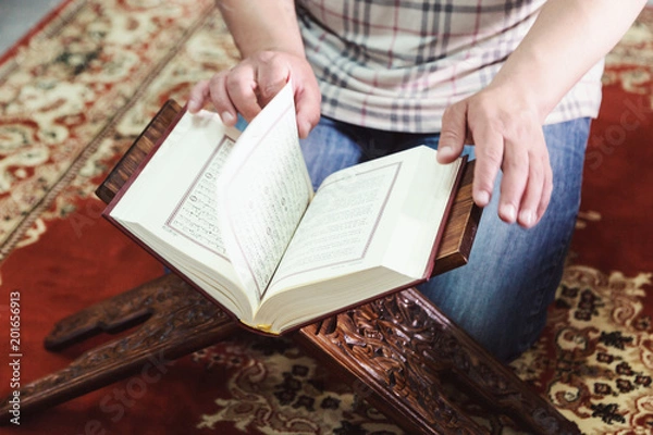 Obraz Muslim man reading Islamic holy book quran