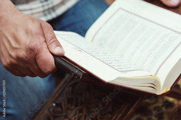 Obraz Muslim man reading Islamic holy book quran