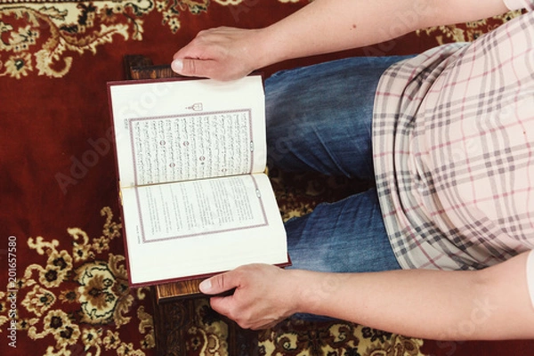 Obraz Muslim man reading Islamic holy book quran