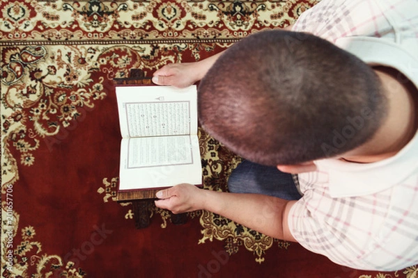 Obraz Muslim man reading Islamic holy book quran