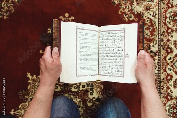 Obraz Muslim man reading Islamic holy book quran