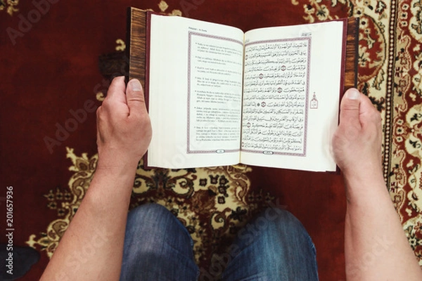 Obraz Muslim man reading Islamic holy book quran