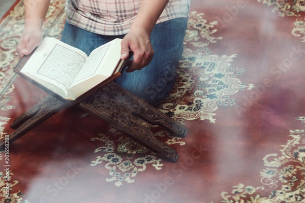 Obraz Muslim man reading Islamic holy book quran