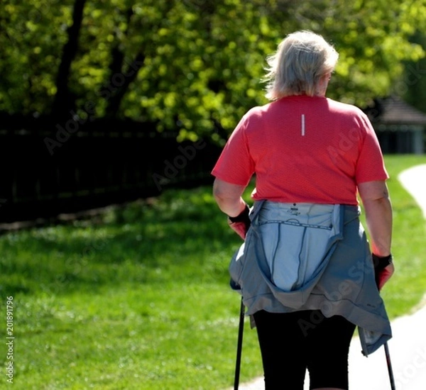 Fototapeta senior podczas nordic walking 